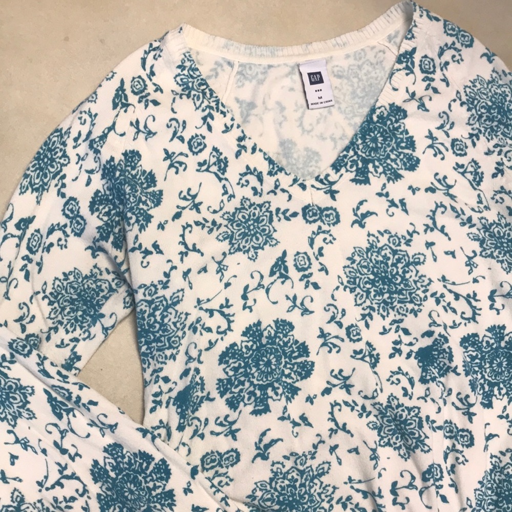 GAP Long Sleeve Pattern V Neck Sweater